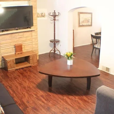 Massive 4 Bed House-Short Walk To Amazing View Apartment