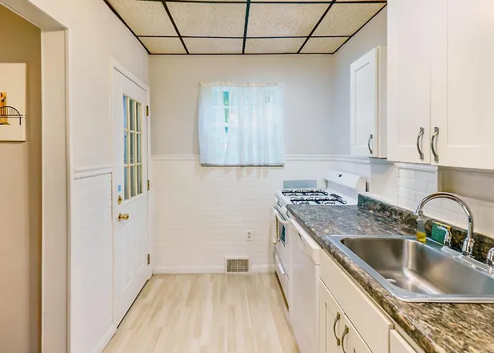 Massive 4 Bed House-short Walk To Amazing View Apartment *